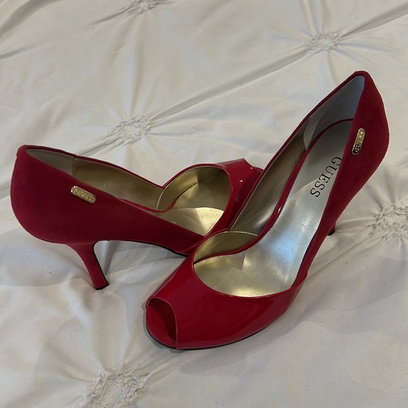 Beautiful GUESS pump - Picture 3 of 4